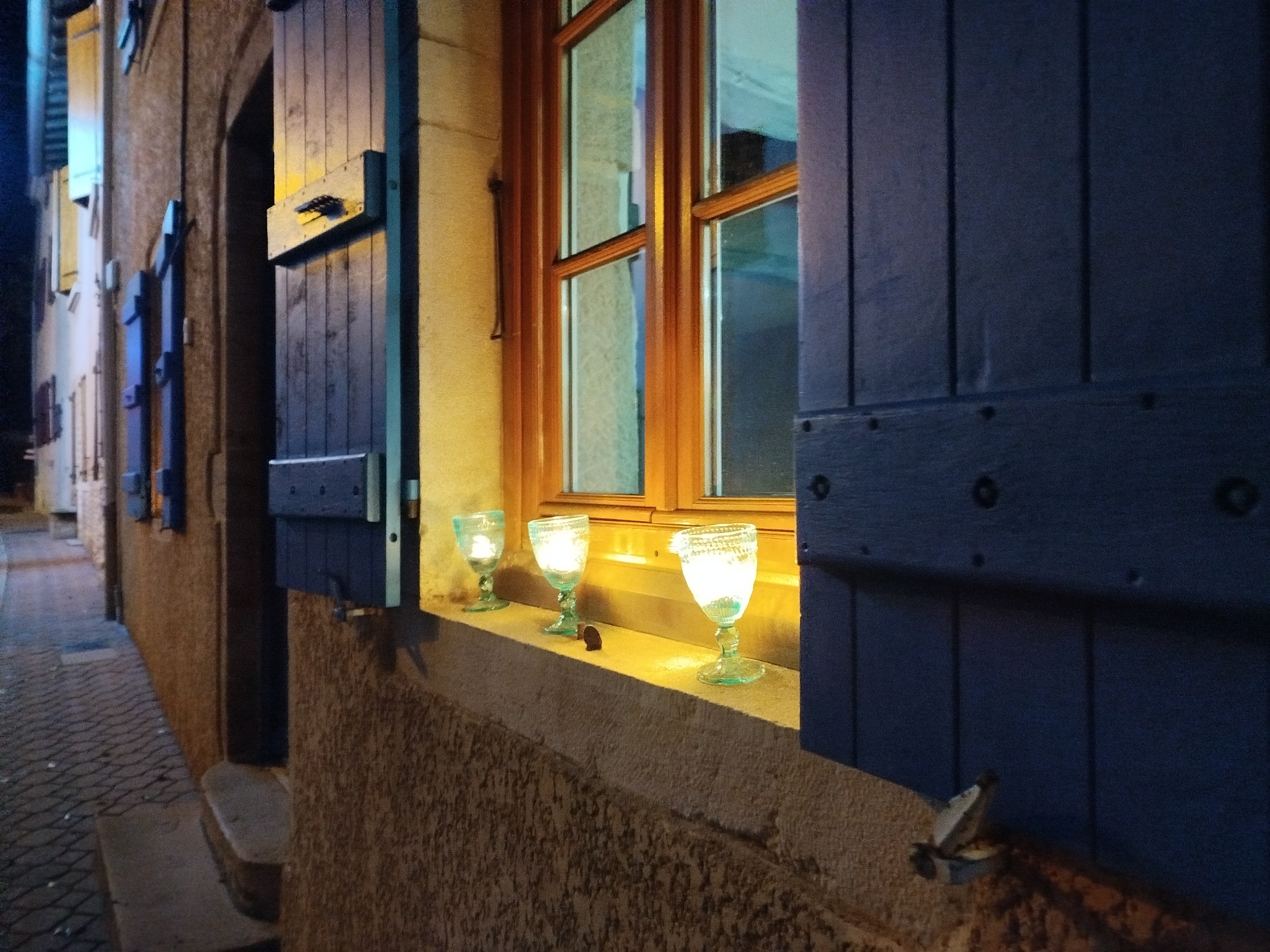 Façade de LA PAUSE à Vinzelles, volets bleus et bougies